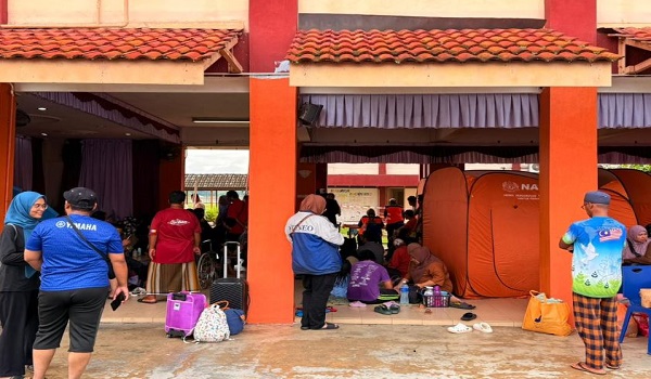 Penduduk terjejas banjir kilat di salah sebuah PPS di Pulau Pinang / Foto RTM